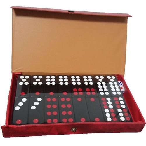 Các thủy thủ tàu SAR412 trong một lần cấp cứu nạn nhân giữa biển.